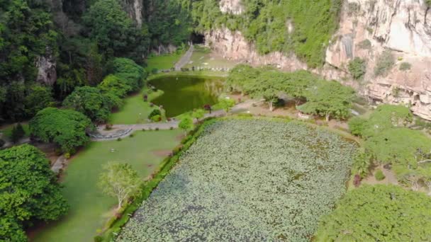 Chodník Jeskyně Chrám Rybníkem Kopce Horní Pohled — Stock video