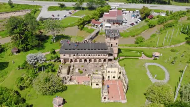 Kellie Castle Alrededores Inclinación Hacia Abajo Dolly Adelante Deslice Izquierda — Vídeos de Stock