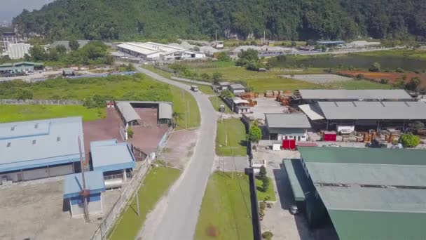 Vrachtwagen Rijdt Weg Het Pakhuis Fabrieksruimte Met Fort Heuvels — Stockvideo