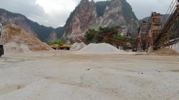 Vista Sul Sito Della Cava Con Camion Pieni Sabbia Parcheggiata — Video Stock