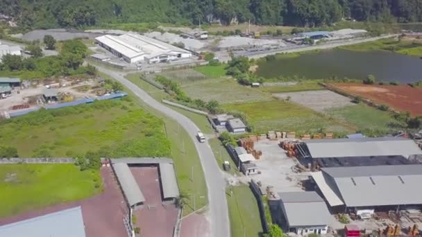 Bovenaanzicht Van Kalksteenfabriek Steengroeve Als Vrachtwagen Rijdt Door — Stockvideo