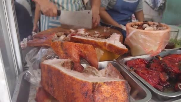 Person Schneidet Fleisch Mit Einem Fleischermesser — Stockvideo