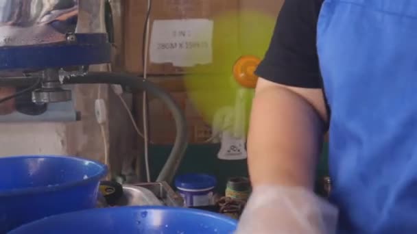Nsan Buz Topuna Dönüşür Plastiği Takar Tavayı Takip Eder — Stok video