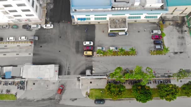 Coche Que Entra Estacionamiento Fábrica Través Casa Guardia Peatonal Caminando — Vídeo de stock