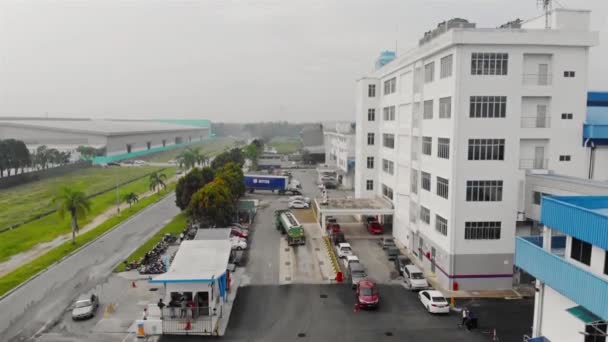 Niebla Estacionamiento Con Conducción Camiones Complejo Fábrica Como Vehículo Pasar — Vídeo de stock