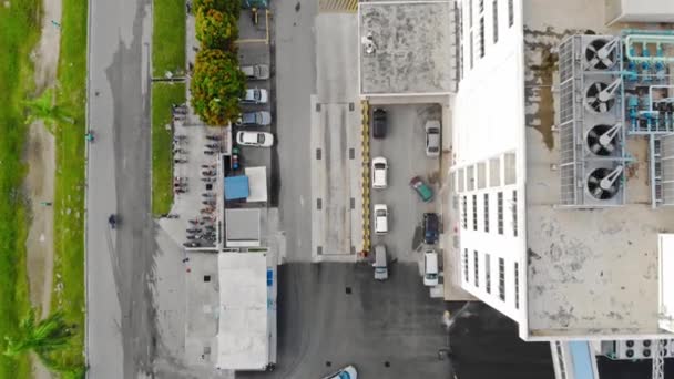 Parkplatzblick Von Oben Auf Eine Fabrik — Stockvideo