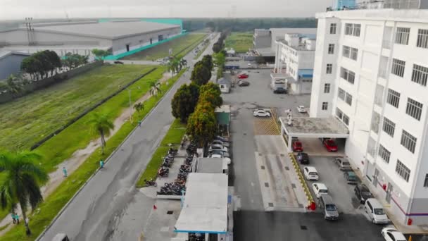 Voetgangers Passeren Aan Overkant Van Fabriek — Stockvideo