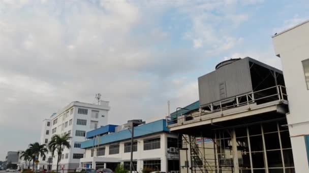 Vista Frontal Superior Fábrica Con Aves Volando — Vídeo de stock