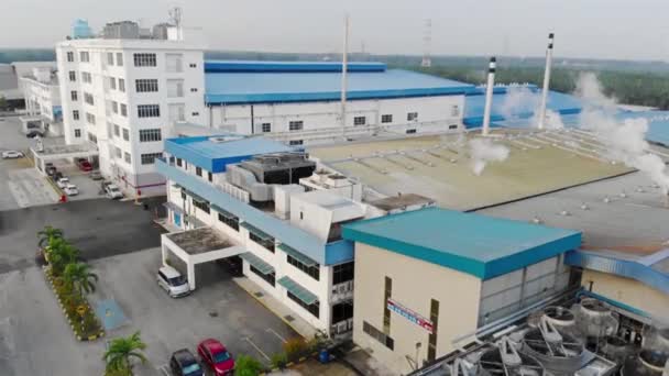 Vue Dessus Parking Des Fumées Usine Qui Montent Dans Ciel — Video