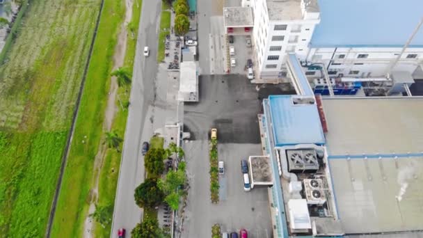 Vista Superior Fábrica Estacionamento Estrada Como Carro Passa Por — Vídeo de Stock