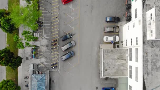 Πάνω Άποψη Του Χώρου Στάθμευσης Αυτοκίνητο Και Μοτοσικλέτα Σταθμευμένο Προχωρώντας — Αρχείο Βίντεο