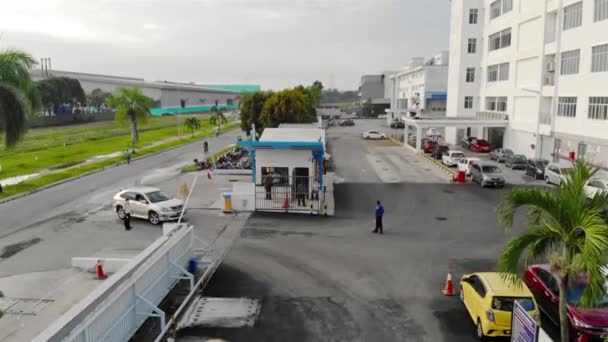 Trabalhador Vindo Nas Instalações Com Carro Como Pessoas Que Caminham — Vídeo de Stock