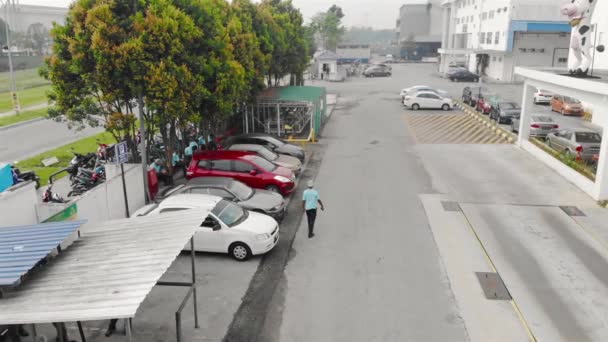 Trabajador Caminando Premisa Fábrica Como Motocicleta Estacionada Cuidadosamente Fuera — Vídeo de stock