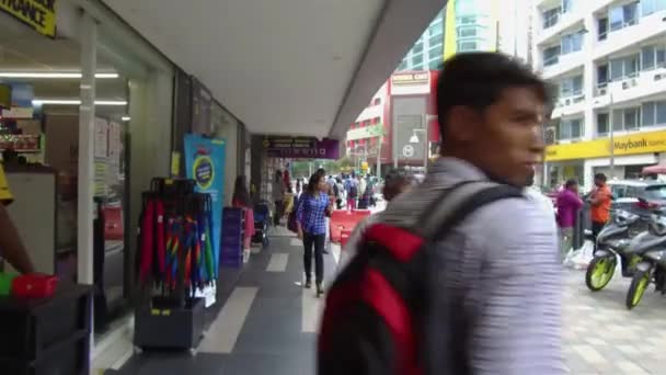 Elinde Çanta Olan Bir Grup Adam Önümüzde Yürüyor — Stok video