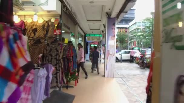 Eine Gruppe Von Spaziergängern Geht Seitlich Den Geschäften Vorbei — Stockvideo