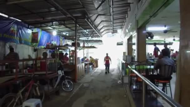 Hombre Con Traje Construcción Caminar Pasar Por Las Tiendas — Vídeos de Stock