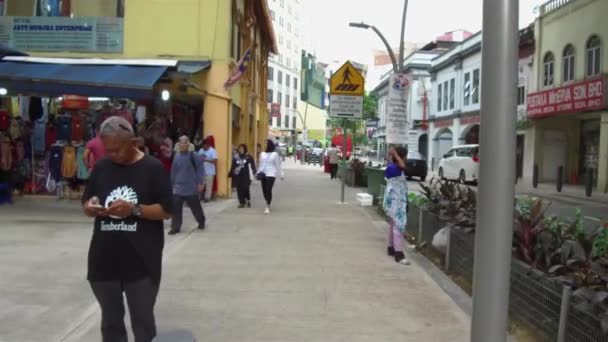 Personas Caminando Pie Cerca Las Tiendas — Vídeo de stock