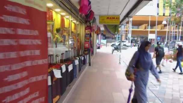 Menschen Die Mit Einem Rucksack Der Nähe Eines Verkaufsstandes Spazieren — Stockvideo