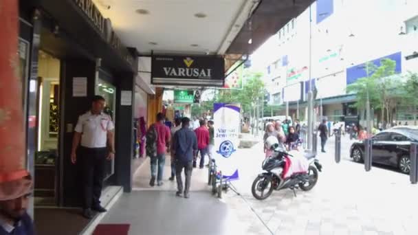 人们走过时成排的商店 — 图库视频影像