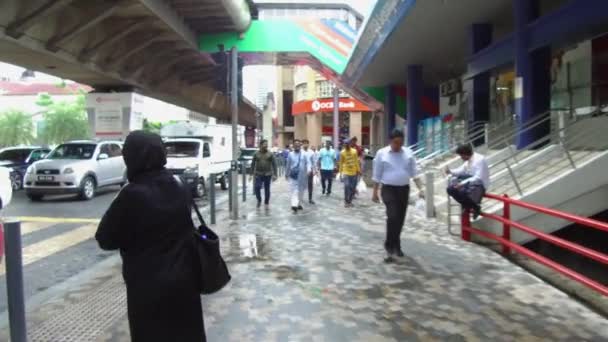 Chão Molhado Com Pessoas Andando Perto Estrada Movimentada — Vídeo de Stock