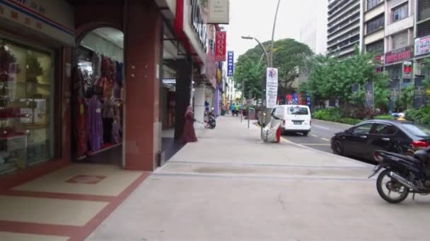 Wanita Melemparkan Sampah Dalam Karung Putih — Stok Video