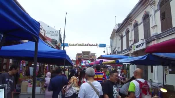 Menigte Van Mensen Staan Lopen Het Midden — Stockvideo