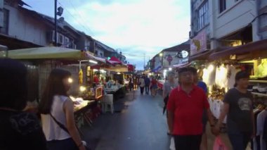 İnsanlar çantalarını taşıyıp etrafa bakınırken