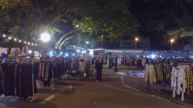 Asılmış giysiler ve ceketlerle dolu bir sıra.