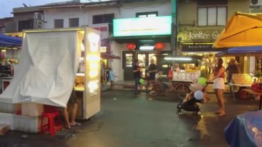 Bebek arabasıyla bebek arabası süren bir kadın.