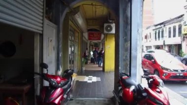 Bir grup insan çantalarla boş boş duruyorlar.