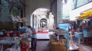 Beyaz plastik bir çanta alan adam.