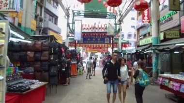 İnsanlar etrafta dolaşırken konuşuyorlar..