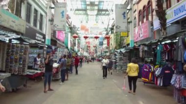 İnsanlar tezgahın yanından gülümsüyor..