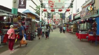 İnsanlar çantalarını taşırken ve etrafa bakarken