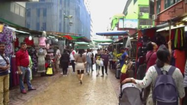 İnsanlar tezgahların etrafında dolaşırken