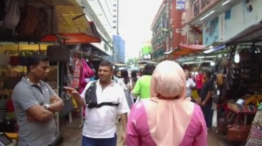 Bir grup insan ortada yürüyor.