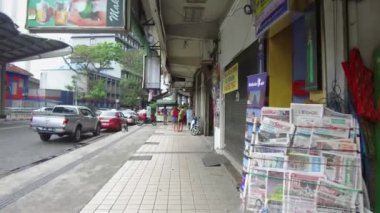  Bir sürü dükkan ve sıra sıra park halindeki arabalar.