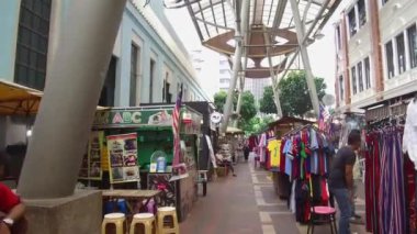  Sıralar dolusu tezgah ve insanlar oturuyor.