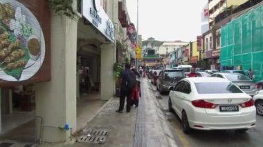 İki kişi dükkanın önünde dikilip etrafa bakıyor.