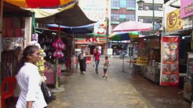 Kadın ileriye bakıyor ve arkasını kolluyor.