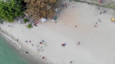  Kumsalda insanlar var. Geri geri git..