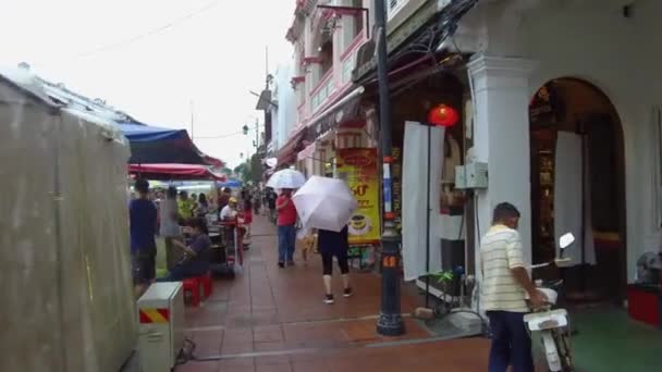 Pessoas Segurando Guarda Chuva Enquanto Caminhava Lado Stall — Vídeo de Stock