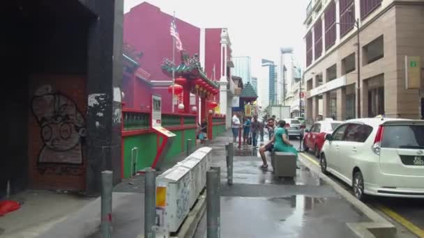 Menschen Auf Der Bank Neben Einem Chinesischen Tempel — Stockvideo
