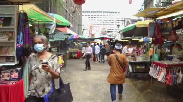 Nsanlar Yolun Ortasında Yürüyor Ayakta Duruyorlar — Stok video