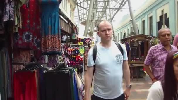 Люди Идущие Рядом Киосками Повешенной Одежды — стоковое видео
