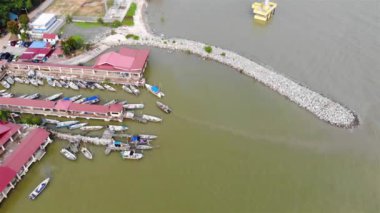 Pantai Siring Sahili 'ndeki büyük tekne evi. 