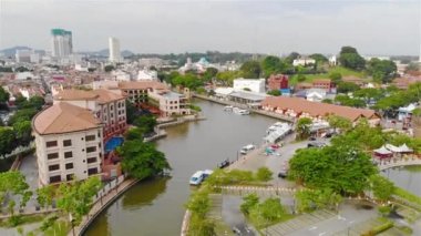 Güneydoğu Asya 'nın küçük bir kasabasında akan Taze Su Nehri Yürüyüşü - Eğil