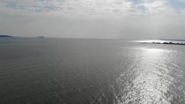 Luftaufnahme Von Blauem Ozeanwasser Und Klarem Himmel Pantai Siring — Stockvideo