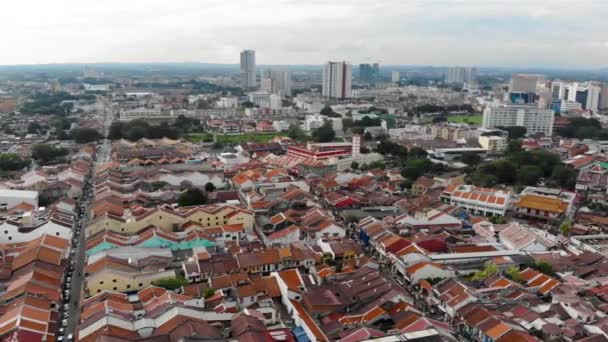 Město Panorama Zaneprázdněného Malého Města Jasné Modré Nebe — Stock video