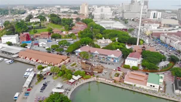 Gebouwen Aan Horizon Met Uitzicht Rivier — Stockvideo